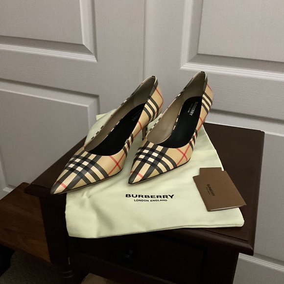 New Authentic Aubri Vintage check Burberry kitten heel pump - Picture 1 of 7